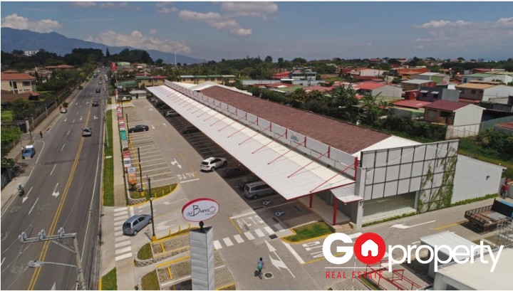 En alquiler lindo local en plaza comercial, Curridabat